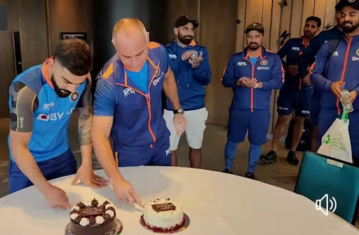 Kohli memotong dua kue pada hari ulang tahunnya, ingin menikmati perayaan nyata setelah memenangkan Piala Dunia