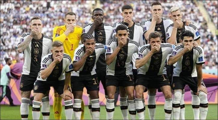 Jerman dalam diskusi dengan memprotes dengan cara yang berbeda di Piala Dunia